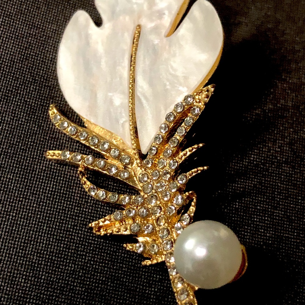 Rhinestone Feather Leaf Design Women’s Brooch - Picture 4 of 4